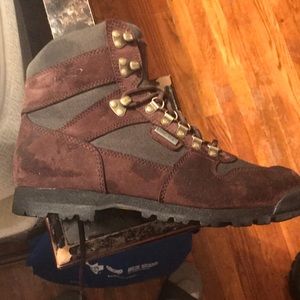 Size 10 Gortex beef and broccoli boots